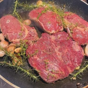 Emmanuel Bassoleil Instagram - Como foi o seu domingo ? 
O nosso foi assim .. 
Carnes   muitos e muitos legumes e tarte tartin pra finalizar. 
Assistindo #eurocopa (com vitória da #espanha🇪🇸 ) e agora #copaamerica com a vitória de ?  Vamos ver agora . 
Tá curtindo pra quem ? 
Bom final de domingo e bom jogo pra #argentina e #columbia 
@danielacutait @pedro_h_diniz_ @lbassoleil 
#tartetatin