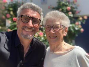 Emmanuel Bassoleil Instagram - UM FELIZ DIA MÃE ( no calendário brasileiro, sei que na frança será daqui a 2 semanas ) 💕
Logo-logo estaremos juntos ❤️
Joyeuse fête maman ‼️
Très bientôt nous serons près de toi 🙏
#chantal #maman #diadasmaes #fêtedesmères #auxonne #bourgogne