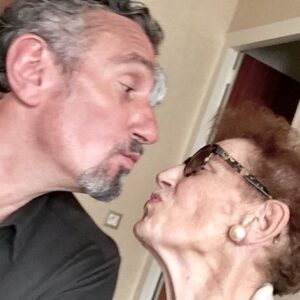 Emmanuel Bassoleil Instagram - UM FELIZ DIA MÃE ( no calendário brasileiro, sei que na frança será daqui a 2 semanas ) 💕
Logo-logo estaremos juntos ❤️
Joyeuse fête maman ‼️
Très bientôt nous serons près de toi 🙏
#chantal #maman #diadasmaes #fêtedesmères #auxonne #bourgogne