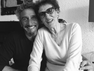Emmanuel Bassoleil Instagram - UM FELIZ DIA MÃE ( no calendário brasileiro, sei que na frança será daqui a 2 semanas ) 💕
Logo-logo estaremos juntos ❤️
Joyeuse fête maman ‼️
Très bientôt nous serons près de toi 🙏
#chantal #maman #diadasmaes #fêtedesmères #auxonne #bourgogne