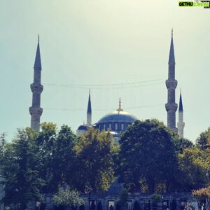 Emmanuel Buriez Instagram - Sainte-Sophie « sagesse de Dieu » ou « sagesse divine » soit en turc Ayasofya.  À Istanbul, plus grande ville de la Turquie, dans l'ancienne Constantinople au Bosphore.

Pays à cheval entre l'Europe et l'Asie , la Turquie est le lien entre l'Orient et l'Occident.

#eglise #mosquee #istambul #turquie #moyenorient #europe #asie #monument #ailleurs #viensavecmoi #comewithme #travel #ailleurs #voyage #voyageur #ontheroadagain #escapade ##EmmanuelBuriez #happyman #blackman #hopethelifenchantyou #quelavievousberce