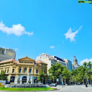 Emmanuel Buriez Instagram - Barcelone est une des 10 villes les plus peuplées d'Europe.
L'Espagne fut durement touchée par la crise sanitaire... Les touristes, dont je fais moi-même partie, sont de retour.
Les français majoritairement.
La SNCF avec la Renfe ont depuis plusieurs années un tgv direct au départ de Paris.
Sa Rambla, ses plages textiles ou naturistes, son célèbre club de football, sa gastronomie, ses monuments classés au patrimoine mondial de l'UNESCO...

Je ne parle pas espagnol... Ni catalan, la langue parlée dans cette région de Catalogne. Je veux bien que quelqu'un m'apprenne.

Que la vie vous berce.

#Barcelone #Barcelona #spain #espagne #catalogne #catalunya #espana #plage #playa #beach #europe #sun #summer #megalopole #mediterranean #mediterranee #portvell #iberique #tibidabo #larambla #fontaine  #architecture #hopethelifenchantyou #city #ville #quelavievousberce