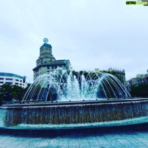 Emmanuel Buriez Instagram - Barcelone est une des 10 villes les plus peuplées d'Europe.
L'Espagne fut durement touchée par la crise sanitaire... Les touristes, dont je fais moi-même partie, sont de retour.
Les français majoritairement.
La SNCF avec la Renfe ont depuis plusieurs années un tgv direct au départ de Paris.
Sa Rambla, ses plages textiles ou naturistes, son célèbre club de football, sa gastronomie, ses monuments classés au patrimoine mondial de l'UNESCO...

Je ne parle pas espagnol... Ni catalan, la langue parlée dans cette région de Catalogne. Je veux bien que quelqu'un m'apprenne.

Que la vie vous berce.

#Barcelone #Barcelona #spain #espagne #catalogne #catalunya #espana #plage #playa #beach #europe #sun #summer #megalopole #mediterranean #mediterranee #portvell #iberique #tibidabo #larambla #fontaine  #architecture #hopethelifenchantyou #city #ville #quelavievousberce
