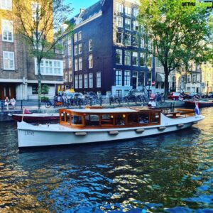 Emmanuel Buriez Instagram - Petite escapade caniculaire 🌞
Il y a foule. Les gens ont de nouveau envie de voyager, de s'amuser en toute insouciance.
Ça fourmille, ça boit 🍾, ça rit 😆
Bref ça revit 😁

Sur le port d'Amsterdam 🎵🎼🎶

#Amsterdam #amstellodamois #paysbas #Netherlands #canicule #heatwave #Europe #UE #été #summer #coolraoul #EmmanuelBuriez #Buriez #escapade #ailleurs #viensavecmoi #comewithme #hopethelifenchantyou #quelavievousberce