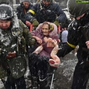 Emmanuel Buriez Instagram - Courage à l'Ukraine 🇺🇦
Stand with Ukraine 🇺🇦

3 mois de guerre...
Des milliers de morts...
Tant de morts...
Tant de vie enlevées, volées...
À cause de la folie d'un seul...

#standwithukraine #soutien #soutienukraine #humanitaire #refugees #ukrainian #Europe #volodymyrzelensky #hope #stopwar #nowar #nowarinukraine #ukraine #aide #help #peace