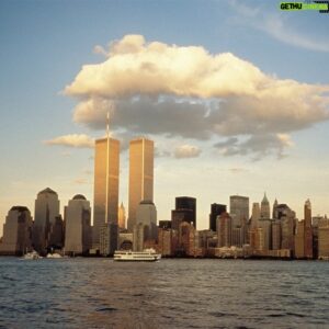 Emmanuel Buriez Instagram - 20 ans...

Le temps passe si vite et pourtant cela semble hier...

Tout le monde se souvient de ce qu'il faisait le 11 septembre 2001.
Pour ma part j'étais en cours au collège.

Les plus jeunes n'ont pas vécu ce sombre jour, à l'époque ou internet n'existait quasiment pas et dont le seul moyen d'information rapide était la télévision.
Les jours suivants l'ambiance était morose... Effrayante...

Quelle infamie, quelle tristesse, quel choc.
20 ans après ces attentats, le monde a profondément changé.

Depuis d'autres attentats ont eu lieu sur l'ensemble de la planète.

Tant de gens ont perdu la vie, des milliers de personnes. 
Certaines victimes n'ont à ce jour toujours pas été identifiées.
La pollution aux particules engendrée suite à l'effondrement des tours, continue de faire des victimes (cancer, autres maladies respiratoires).

Ce jour en mémoire et en hommage aux innocents ayant perdu la vie.
Ne jamais oublier.

#neverforget #11september #11septembre2001 #newyork #usa #terrorism #worldtradecenter #2001 #manhattan #newworldtradecenter #terroristattack #attack #infamy #groundzero #etatsunis #unitedstatesofamerica