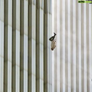 Emmanuel Buriez Instagram - 20 ans...

Le temps passe si vite et pourtant cela semble hier...

Tout le monde se souvient de ce qu'il faisait le 11 septembre 2001.
Pour ma part j'étais en cours au collège.

Les plus jeunes n'ont pas vécu ce sombre jour, à l'époque ou internet n'existait quasiment pas et dont le seul moyen d'information rapide était la télévision.
Les jours suivants l'ambiance était morose... Effrayante...

Quelle infamie, quelle tristesse, quel choc.
20 ans après ces attentats, le monde a profondément changé.

Depuis d'autres attentats ont eu lieu sur l'ensemble de la planète.

Tant de gens ont perdu la vie, des milliers de personnes. 
Certaines victimes n'ont à ce jour toujours pas été identifiées.
La pollution aux particules engendrée suite à l'effondrement des tours, continue de faire des victimes (cancer, autres maladies respiratoires).

Ce jour en mémoire et en hommage aux innocents ayant perdu la vie.
Ne jamais oublier.

#neverforget #11september #11septembre2001 #newyork #usa #terrorism #worldtradecenter #2001 #manhattan #newworldtradecenter #terroristattack #attack #infamy #groundzero #etatsunis #unitedstatesofamerica