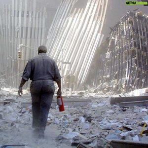 Emmanuel Buriez Instagram - 20 ans...

Le temps passe si vite et pourtant cela semble hier...

Tout le monde se souvient de ce qu'il faisait le 11 septembre 2001.
Pour ma part j'étais en cours au collège.

Les plus jeunes n'ont pas vécu ce sombre jour, à l'époque ou internet n'existait quasiment pas et dont le seul moyen d'information rapide était la télévision.
Les jours suivants l'ambiance était morose... Effrayante...

Quelle infamie, quelle tristesse, quel choc.
20 ans après ces attentats, le monde a profondément changé.

Depuis d'autres attentats ont eu lieu sur l'ensemble de la planète.

Tant de gens ont perdu la vie, des milliers de personnes. 
Certaines victimes n'ont à ce jour toujours pas été identifiées.
La pollution aux particules engendrée suite à l'effondrement des tours, continue de faire des victimes (cancer, autres maladies respiratoires).

Ce jour en mémoire et en hommage aux innocents ayant perdu la vie.
Ne jamais oublier.

#neverforget #11september #11septembre2001 #newyork #usa #terrorism #worldtradecenter #2001 #manhattan #newworldtradecenter #terroristattack #attack #infamy #groundzero #etatsunis #unitedstatesofamerica