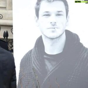 Emmanuel Buriez Instagram - Gaspard...
Je suis sonné, sidéré...
J'apprends ton accident de ski mardi... Une heure plus tard j'apprends ton décès. 
J'ai tellement de choses à dire à ton sujet depuis que l'on s'est croisé la 1ère fois suite au tournage de la princesse de Montpensier, il y a plus de 10 ans... 
Mes mots se perdent.
Quelle tristesse, quel malheur, quelle injustice.
37 ans...

Par où commencer ?
L'on s'est croisé plusieurs fois. Je me rends compte de la chance que j'ai eu.
Toi qui était si discret, si humble... si talentueux.
Tu es l'exemple qu'une star internationale peut rester modeste.
Tu as incarné l'élégance à la française entre autres choses. 
Il était question que tu sois acteur sur un de mes projets. Les aléas ont fait que ça ne s'est pas fait immédiatement, alors il en était toujours question, pour plus tard... Plus tard, qui eu cru que le temps t'aurais manqué.
Tu as accueilli le petit Orso, qui a fait de toi un père de famille si heureux.
Chacun de tes rôles furent d'une grande justesse. 
Le cinéma français est indissociable de ses acteurs et tu resteras l'un d'eux, un de ceux des plus appréciés, des plus respectés.
La famille du cinéma a perdu un des siens.
Gaspard, je pourrais continuer à parler de toi encore et encore comme pour essayer de conjurer la réalité...
Ce mauvais coup du sort.
Mais je dois cesser à présent... car il faut bien s'y résoudre, tu es parti🥺
Et déjà tu nous manques 😥
🖤

#GaspardUlliel #acteurfrançais #acteur