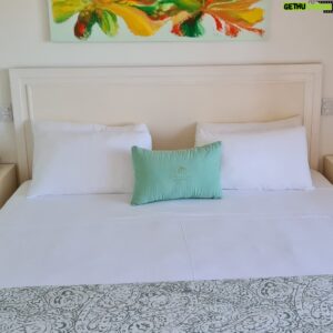Emmanuel Buriez Instagram - L'hôtel Jardin Del Eden à Tamarindo au Costa Rica.
Differents types de chambre.
Ici la chambre premiun plus. Elle donne une vue surélevée sur l'océan pacifique.
Un hôtel qui porte bien son nom puisqu'il ressemble à l'idée du paradis.

Idéal pour un séjour paradisiaque, ecotouristique, pour le surf, ou le farniente, ou encore une ambiance romantique.

Que la vie vous berce.

#costarica #jardindeleden #tamarindo #hoteljardindeleden #pacificocean #oceanview #ocean #centralamerica #hotel #hôtel #playa #view #viensavecmoi #comewithme #travel #ailleurs #emmanuelburiez #suitewithaview #beachview #seaandsun #guanacaste #holidays  #luxuryhotel #world #ecotourisme #ecotourism #guanacastecostarica #quelquepart ##hopethelifenchantyou #quelavievousberce