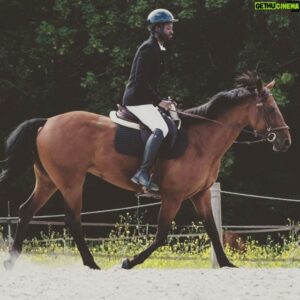 Emmanuel Buriez Instagram - Cheval vaut plus que richesse. 
Proverbe espagnol.

#cheval #équitation #equidé #horse #horserider #horseride #equitationhorse #equitationwestern #horseriding #horselover #horselive #horsepower #cowboystyle #cowboy #horsepassion #chevalpassion #tattiniboots #tattini #emmanuelburiez #haras #horseworld #cavalier #quelavievousberce #hopethelifenchantyou