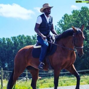 Emmanuel Buriez Instagram - Cheval vaut plus que richesse. 
Proverbe espagnol.

#cheval #équitation #equidé #horse #horserider #horseride #equitationhorse #equitationwestern #horseriding #horselover #horselive #horsepower #cowboystyle #cowboy #horsepassion #chevalpassion #tattiniboots #tattini #emmanuelburiez #haras #horseworld #cavalier #quelavievousberce #hopethelifenchantyou
