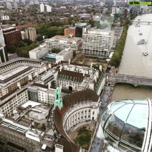 Emmanuel Buriez Instagram - Dans l'œil de Londres, la grande roue du millenaire : London Eye.
Dans les films catastrophes américains, elle tombe souvent.
Dans la réalité, du haut de ses 135 mètres, elle tient debout depuis qu'elle fut dressée en 1999 soit il y a plus de 20 ans.

Londres est de nouveau ouverte aux touristes (vaccinés) sans quarantaine.

#london #londres #londonvibes #londonbaby #unitedkingdom #uk #londonist #londonista #england #tamise #londoneye #british #comewithme #viensavecmoi #surmaroute #surlaroute #ontheroad #ontheroadagain #angleterre #anglais #granderoue #city #country #londoner #centrallondon #millenniumwheel #hopethelifenchantyou #emmanuelburiez #quelavievousberce