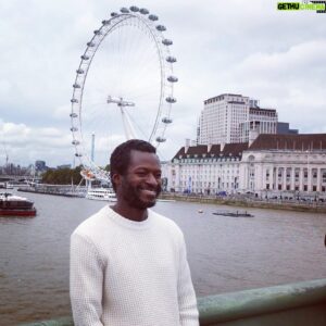 Emmanuel Buriez Instagram - Dans l'œil de Londres, la grande roue du millenaire : London Eye.
Dans les films catastrophes américains, elle tombe souvent.
Dans la réalité, du haut de ses 135 mètres, elle tient debout depuis qu'elle fut dressée en 1999 soit il y a plus de 20 ans.

Londres est de nouveau ouverte aux touristes (vaccinés) sans quarantaine.

#london #londres #londonvibes #londonbaby #unitedkingdom #uk #londonist #londonista #england #tamise #londoneye #british #comewithme #viensavecmoi #surmaroute #surlaroute #ontheroad #ontheroadagain #angleterre #anglais #granderoue #city #country #londoner #centrallondon #millenniumwheel #hopethelifenchantyou #emmanuelburiez #quelavievousberce