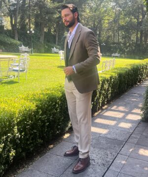Emmanuel Palomares Instagram - Nuestra primera semana de grabaciones de @vivirdeamorof 🎬

Una fortuna poder crear ésta historia junto a un gran elenco y un increíble equipo de producción 🙏

Gracias @productormejia por ésta oportunidad 
Gracias @reinarojastalent por ser el mejor equipo
Y a ustedes que me siguen Gracias por tanto cariño ❤️ Nos verán por @televisaunivision #2024