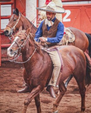 Emmanuel Palomares Instagram - Pepe Emilio en su Mero Mole 🐴🎬 
@vivirdeamorof #VivirDeAmor