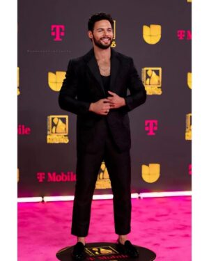 Emmanuel Palomares Instagram - Muchos premios y buena música 🎤 anoche en @premiolonuestro 🔥
