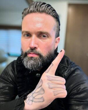 Emmett Scanlan Instagram - Another one done. Thank you to everyone who said yes to make this one happen. The sublime @davidayermovies for conducting with grace our wild and rabid orchestra…. And massive love to @daphne0287 Richardo & Finnian Tweed casting for putting this opportunity on the table in the 1st place 🫡 so much gratitude 🙏🏻👊🏻❤️🇺🇸🇮🇪🎥🐍 #LevonsTrade