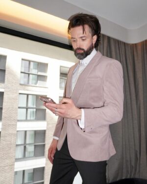Emmett Scanlan Instagram - Going to the BAFTAS baby!!!

Thanks you @steviebstyle @brookesimonsmakeup &
@sjcommunications…. This doesn’t happen without yis. 

Loving the 2nd skin thanks to…

Velvet jacket and shirt- @slatermenswear 
Trousers & socks - @mossbros @londonsockco 
Shoes - @willsveganstore 
Rings - @sergedenimes @giovanniraspini 
Watch- @orienteurope 

And lastly to @thomothestylist for the steam & TITA & @corinthialondon for the den, huge respect 
👊🏻👊🏻👊🏻