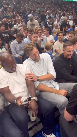 Emmitt Smith Instagram - @emmittsmith22 making sure to get a photo with @swish41 and @stevenash! 🤳🤣 #NBACelebRow