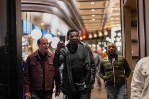 Emmitt Smith Instagram - An unforgettable night as @emmittsmith22 welcomed the 88 Club for an exclusive sneak peek dining experience at Emmitt’s Vegas!🍴🏈💙 Thank you @cee2x___ & @michaelirvin88 for joining us in celebration of our opening on Monday, February 26! 

#EmmittsVegas #88Club #EmmittSmith #CeeDeeLamb #MichaelIrvin #FootballLegends #LasVegas #LasVegasStrip #LasVegasRestaurants #Vegas #FSLV #FashionShowMall #LasVegasFoodie