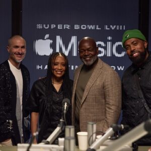 Emmitt Smith Instagram - All smiles in the desert 🏜️
#SBLVIII