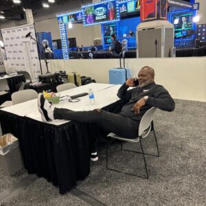 Emmitt Smith Instagram - All smiles in the desert 🏜️
#SBLVIII