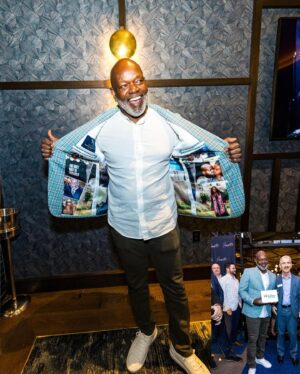 Emmitt Smith Instagram - Sending an enormous thank you to everyone who was able to celebrate our @emmittsvegas Grand Opening. 

It’s been a journey and I’m beyond blessed for this chapter of my life. Love, smiles and gratitude— taking in the moment with the ones I love. 🙏🏿