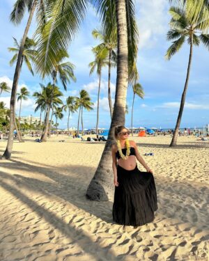Emmy Buckner Instagram - After months of consideration, I can confidently say being pregnant in Hawaii beats being pregnant in most other places 🌺🌅👙 #throwback NOT pregnant again 😂