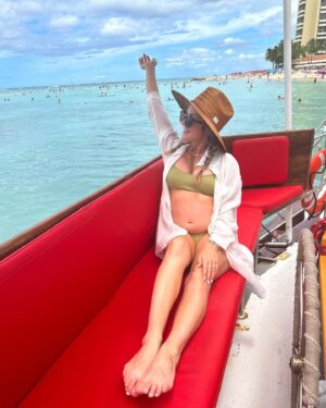 Emmy Buckner Instagram - After months of consideration, I can confidently say being pregnant in Hawaii beats being pregnant in most other places 🌺🌅👙 #throwback NOT pregnant again 😂