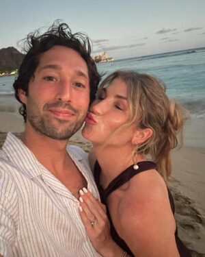 Emmy Buckner Instagram - After months of consideration, I can confidently say being pregnant in Hawaii beats being pregnant in most other places 🌺🌅👙 #throwback NOT pregnant again 😂