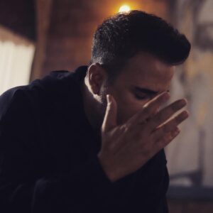Emrah Instagram - AYAKTA  KAL YÜREĞİM….