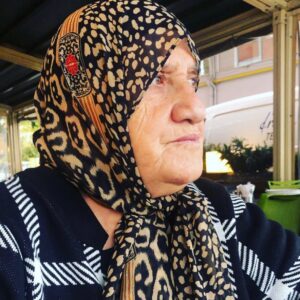 Emrah Instagram - Anneler günün kutlu olsun canım Annem...Beni büyüten bana güzel bir hayat  sunmak için gece gündüz  mücadele eden emektar bir kahramansın...Ellerinin  öpülmesini hak eden şahane bir insansın sen...Babam ben bir buçuk yaşında rahmetli olunca sen beni bir an olsun yalnız bırakmayıp  #Güleman köyünde işçi olarak çalışıp küçüçük ve tek odalı bir evde kar yağdığı zaman evin penceresinin kapısının karla kaplandığı o zor şartlarda yaşam kurup beni en iyi şekilde yetiştirmeye çalışan güzeller güzeli anamsın...Allah senden razı olsun..Seni seviyorum Anneciğim..❤️❤️❤️