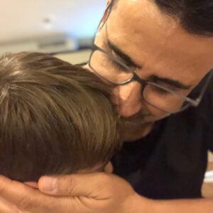 Emrah Instagram - Canımın içi yakışıklım prensim Elyesam sen benim gözümün nurusun sen benim yıldızımsın sen benim nefesimsin kalbimsin..Bugün senin doğumgünün 6 yaşına girdin,nice güzel sağlıklı günler dilerim sana ciğerparem..iyiki benim evladımsın. Hayatımın anlamısın sen güzel oğlum benim ,şunu hiç bir zaman unutma,seni çok ama çok çok çok seviyorum.Rabbim sana nice nice güzel seneler nasip etsin inşallah..Babasının herşeyi babasının birtanesi en değerlim @elyesaerdogan ❤️❤️ Senin için bestelediğim şarkının sözlerinin bir bölümünü tekrar yazmak istedim şimdi.. RABBİM SANA UZUN ÖMÜR VERSİN İŞİN GÜCÜN HEP RASTGELSİN HER ŞEY İSTEDİĞİN GİBİ OLSUN MELEKLER YANINDA BULUNSUN....