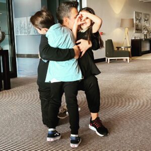 Emrah Instagram - Canım sevgililerim evlatlarım sevgililer günümüz kutlu olsun @elyesaerdogan ❤️@eleysaerdogan ❤️