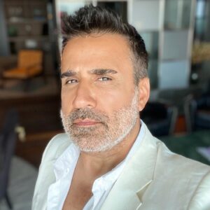 Emrah Instagram - Bazen bir bakış yeter 🙋‍♂️