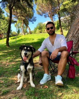 Emrah Kaman Instagram - Bir de Meks’in oturup benim dil çıkardığım fotoğraf var ama o tam olmadı 😬 #satınalmasahiplen