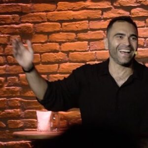 Emrah Kaman Instagram - Sahnede neler anlatıyorum ufak bir kesit🍬
En yakın gösteri önümüzdeki çarşamba Akatlar Kültür Merkezi’nde… biletler bio’da…
@fuegoyapim