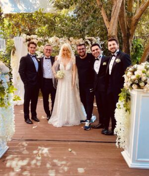 Emrah Kaman Instagram - Karantinada tanıştık. Fazla uzatmayalım dedik 🌹✨👰🏼 @ailesirketitv @beinconnect_tr