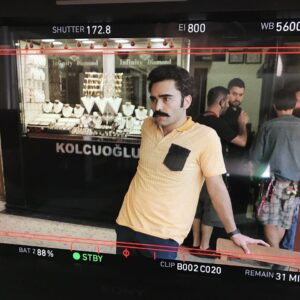 Emrah Kaman Instagram - Ve "Deli Aşk" başlar. Gördüğünüz gibi kamerada biraz bıyıklı ve kıvırcık çıkıyorum.