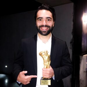 Emrah Kaman Instagram - Kaçma Birader filmimizle Sadri Alışık ustamız anısına verilen ödüllerde yılın en başarılı yardımcı erkek oyuncusu ödülünü aldım. Herkese çok teşekkürler... Bu gurur hepimizin :))