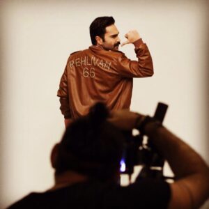 Emrah Kaman Instagram - Sinemalardayız... #kacmabirader