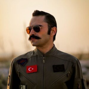 Emrah Kaman Instagram - Belki pilot değiliz ama biz de yüksekten uçuyoruz. #deliaşk