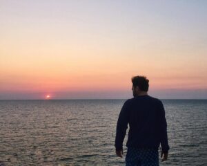 Emrah Kaman Instagram - Hassasım bu aralar güneş bile batıyor.