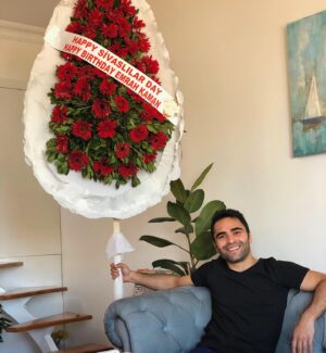 Emrah Kaman Instagram - Hem Sivaslılar günü hem de doğum günüm... Emrah Kaman’dan siz değerli takipçilerim için çifte bayram. Bayram dolayısıyla otobüsler ve tramvaylar da ücretli 🎊
