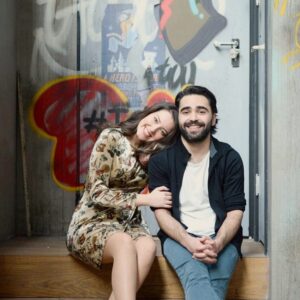 Emrah Kaman Instagram - Fotoğrafa bakınca "abi hangi mekana almadılar da önünde oturuyosunuz?" diyebilirsiniz... Öyle demeyin oturduk 10 mart'ı bekliyoruz. :)
