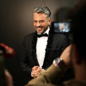 Emre Altuğ Instagram - 13/03/24 @issanat #İstanbulkadargüzel🙏🧡
@akademi.organizasyon @promomedya 
📷 @gokselxcetinkaya 
Styling: @beyza.dolucaa 
Kostüm
1.foto: @recepdemirayy 
2.foto: @baggimenofficial 
3.foto: @ilaydaemirofficial 
7. fotoğrafta gördüğünüz atkı ve şapka KAYAHAN ağabeyin son konserinde kullandığı atkı ve şapkası🙏😞🧡