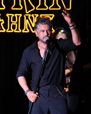 Emre Altuğ Instagram - 18/11/23 @vitrinsahne 🙏🧡
@akademi.organizasyon 
Styling: @beyza.dolucaa 
Kostüm: @deardeer.co.uk
📸: @gokselxcetinkaya
🎤: @demetyavuz 
🎸: @fulyaakgun