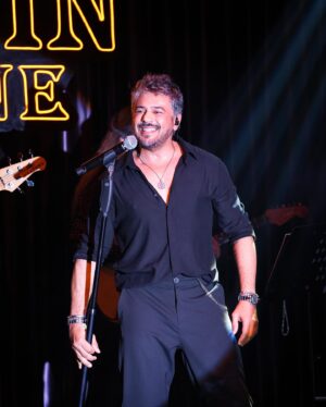 Emre Altuğ Instagram - 18/11/23 @vitrinsahne 🙏🧡
@akademi.organizasyon 
Styling: @beyza.dolucaa 
Kostüm: @deardeer.co.uk
📸: @gokselxcetinkaya
🎤: @demetyavuz 
🎸: @fulyaakgun