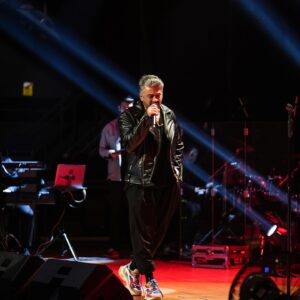 Emre Altuğ Instagram - Konser öncesi.Provadan…🙏🧡
Rehearsal…👍🧡 @cemkaracakulturmerkezi_takip 
📷: @gokselxcetinkaya